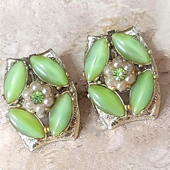Green Moonglow earrings, vintage clip ons with rhinestones and pearls - Picture 2 of 2